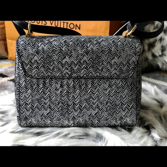 Limited Edition LV twist - Picture 5 of 7